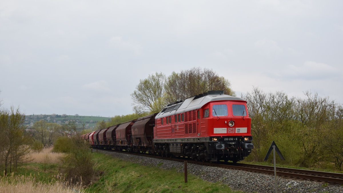 233 232 zieht einen Kalizug die letzten Meter von Gerstungen bis Heringen und ist nahe Berka (Werra) zu sehen. Aufgenommen am 12.4.2019 16:39