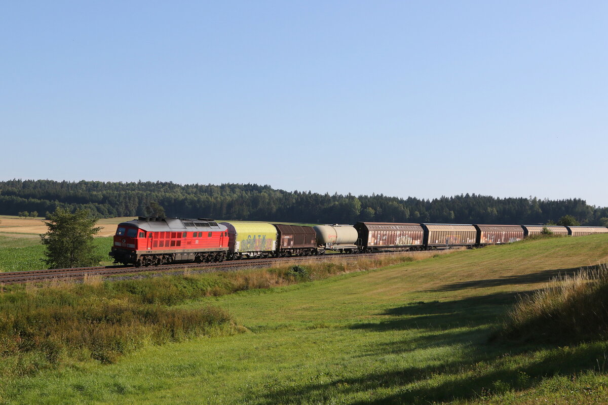 233 424 mit einem  Mischer  am Morgen des 3. August 2022 bei Escheldorf in der Oberpfalz.