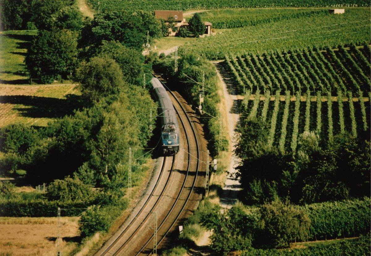 23.Juli 1990 zwischen Lauffen am Neckar und Nordheim/Württ mit E 3856 von Stuttgart nach Frankfurt/M. Lokwechsel im Bf.Heilbronn auf BR 216  die 110 188-0 (Bw TS) am 06.08.92 REV E2.4 in MFX (AW) Rot mit weißem Latz