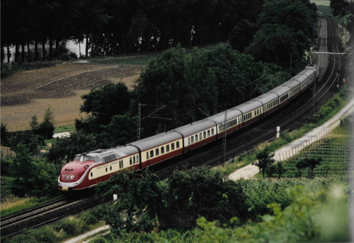 23.Juni 1994  Vt 601 mit Dzt 19136 von Herrenberg nach Wertheim. und so auch wieder zurück Aufnahme zwischen Lauffen am Neckar und Nordheim/Württ Laut FPlo Nr. 1124 vom 13.06.94 Besteller (EVS Herrenberg) Leerfahrt von Stuttgart nach Herrenberg und zurück mit Leerfahrt Stuttgart wieder