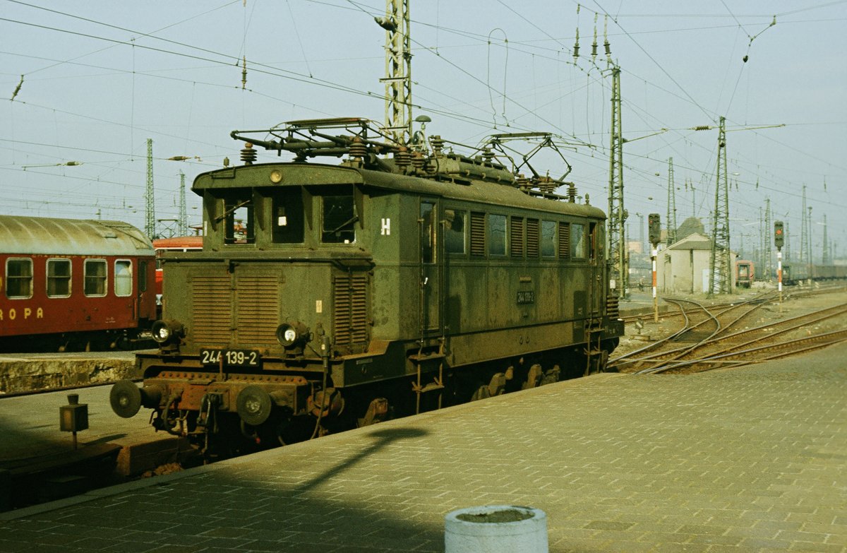 24.04.1986, Leipzig Hauptbahnhof, die E44 des Bw Leipzig-Engelsdorf steht noch im Plandienst und wartet auf die nächste Leistung. Die Lok wurde 1942 in Dienst gestellt. Ab 1955 war sie im Raum Halle - Leipzig unterwegs. z-Stellung 1991, Ausmusterung 4.9.1991. Eigentümer 2014: Eisenbahn- und Technikmuseum Prora/Rügen.