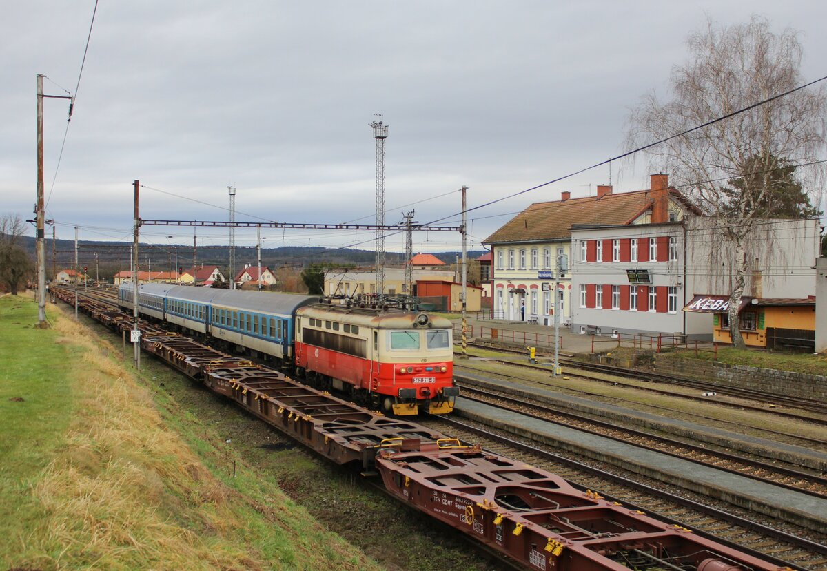 242 216-0 als R 665 zu sehen am 13.01.23 in Nezvěstice.