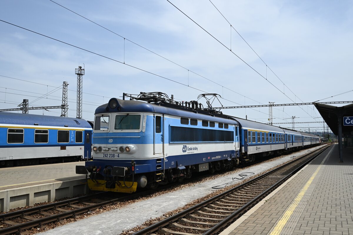 242 238 nach Ankunft mit einem Schnellzug in Ceske Budejovice im Juni 2024.