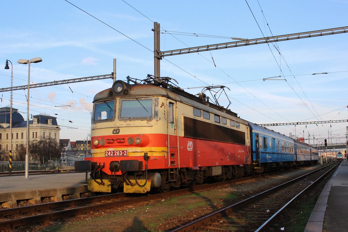 242 263-2 steht am 30.12.15 mit einem OS in Plzeň hl.n.