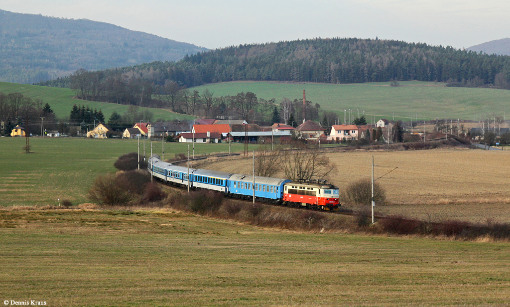 242 mit Personenzug am 31.12.2015 bei Tocnic.