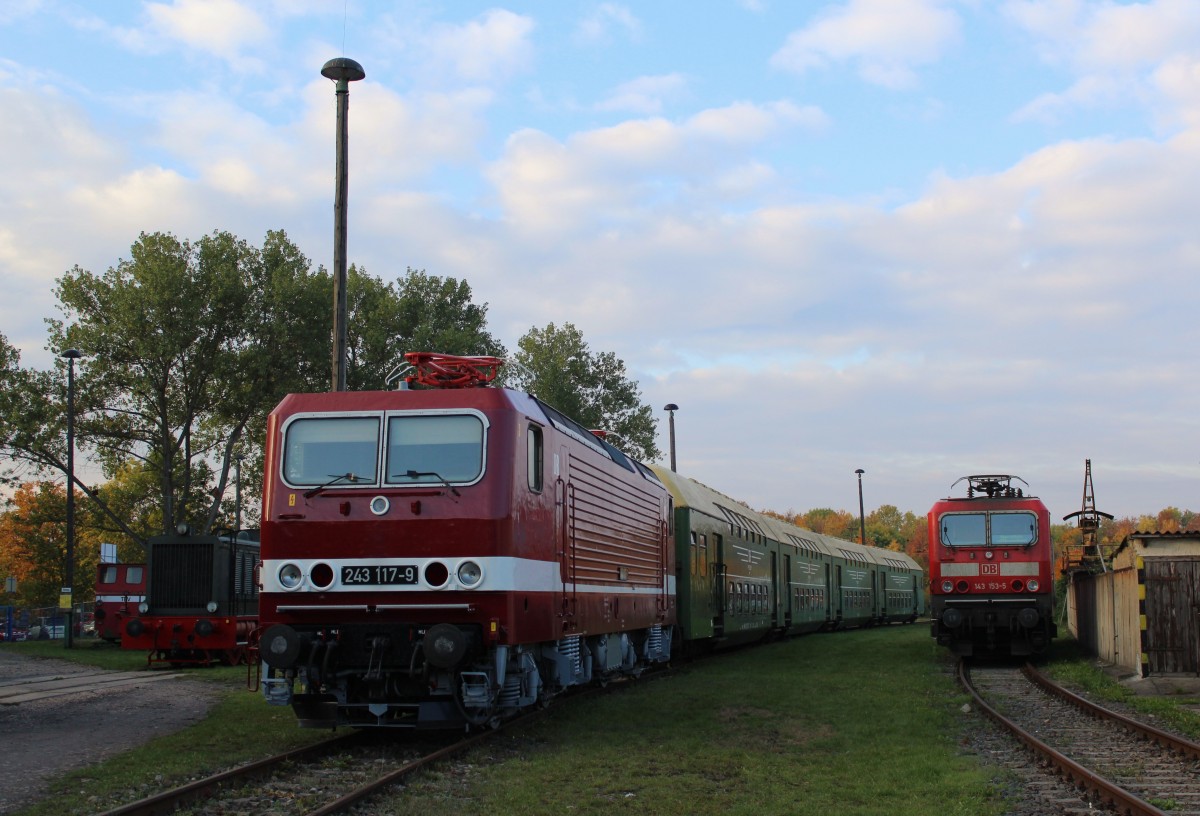 243 117-9 zu sehen am 10.10.15 mit der Doppelstockganitur aus Halle/Saale zum BW Fest beim TEV Weimar.