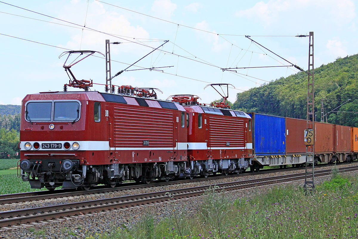  243 179-9 mit Schwesterlock in Doppeltraktion vor Containern nördlich von Salzderhelden am BÜ 75,1 in Richtung Göttingen