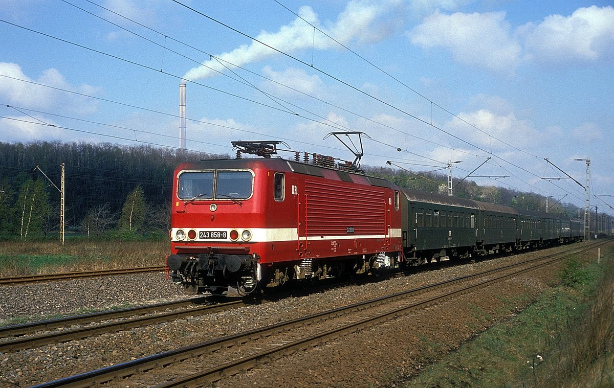  243 858  bei Neukiritsch  04.04.90