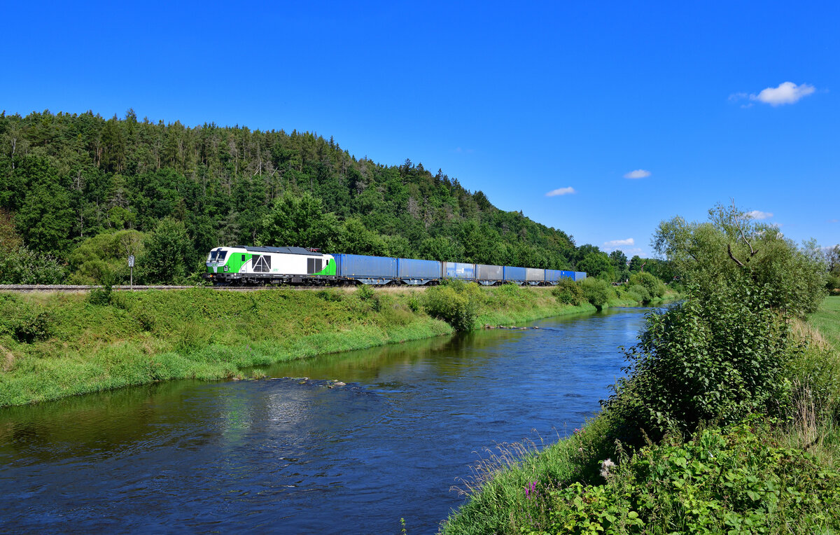 248 065 mit einem Containerzug am 06.08.2024 bei Nabburg.