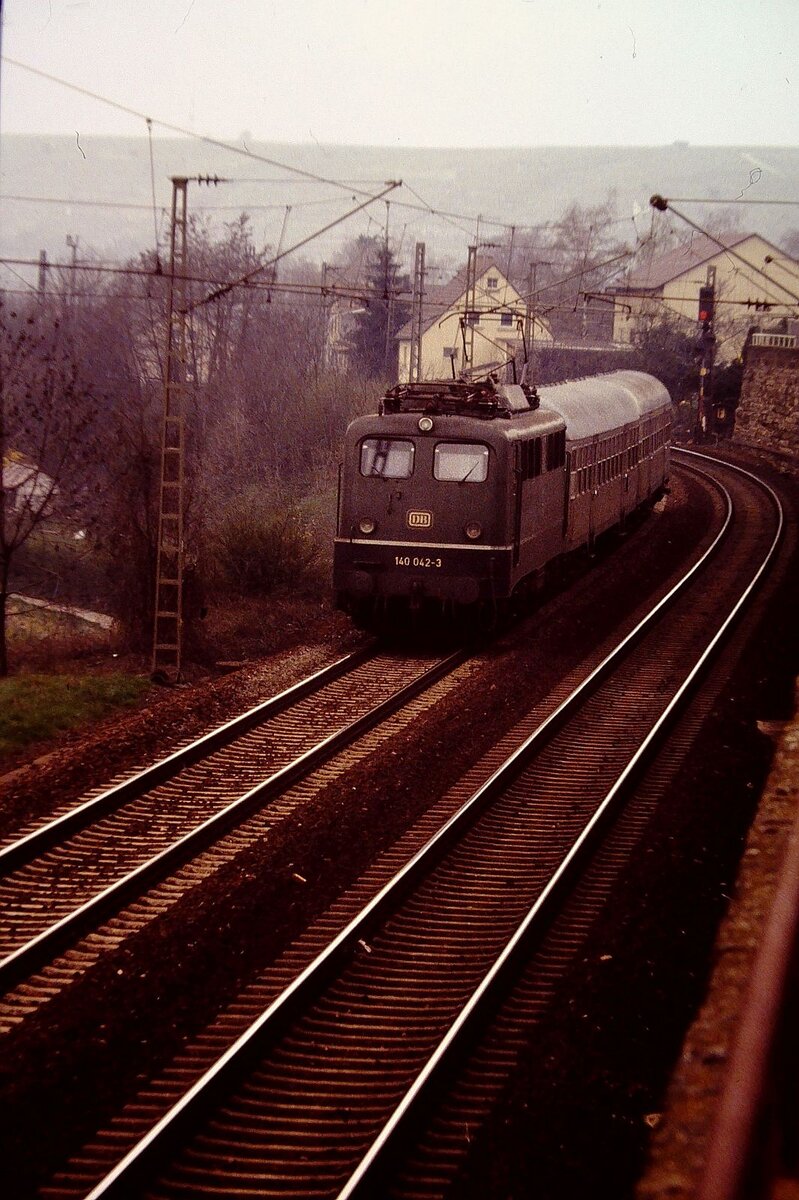 24.März 1991 beim Esign. Bf.Lauffen/Neckar 140 042-3 (Bw MH) mit E 3742 von Stuttgart die  140 042-3 ging am 12.9.91 ins Aw MFX zur E3 und umlackiert.Aufnahme Tele-objektiv