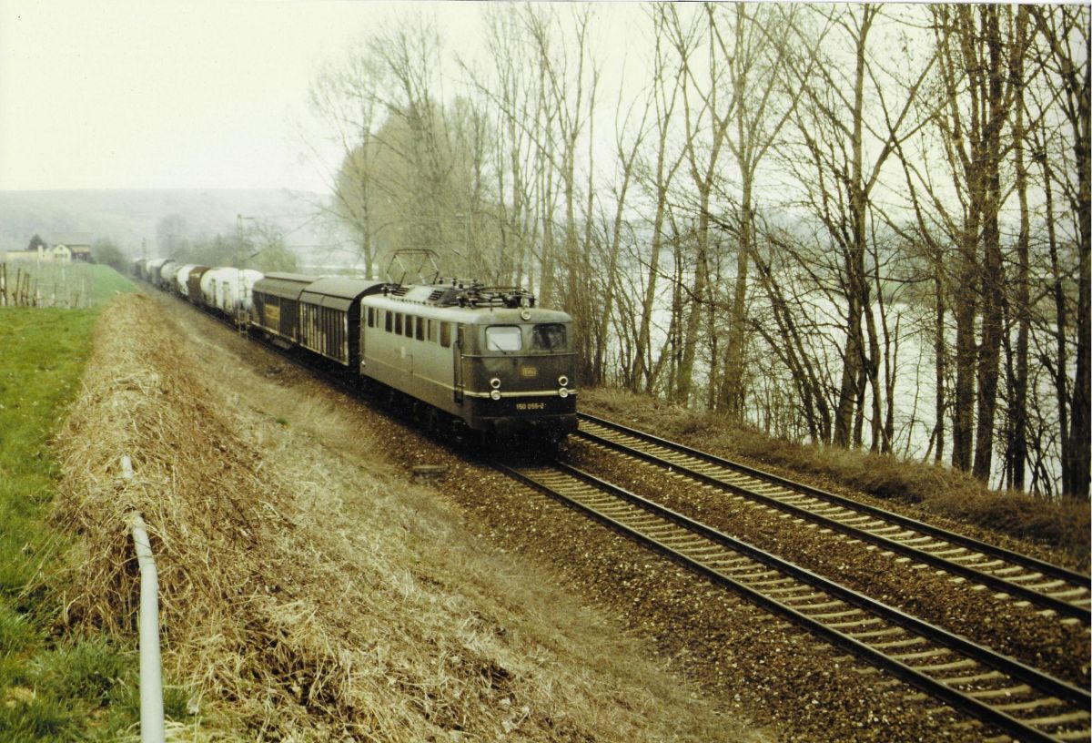 24.März 1991 zwischen Nordheim/Württ.-Lauffen am Neckar 150 055-2 (Bw TK) mit Dg 53623 nach Kornwestheim am 12.02.1993 eine E3 Revision in LDX umlackiert (Rot mit Latz)