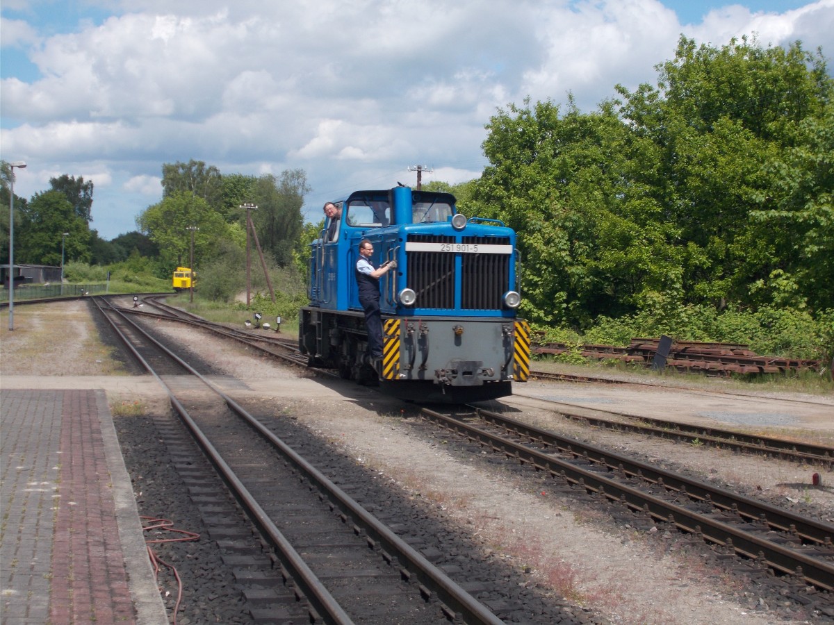 251 901 mußte,am 29.Mai 2015,wieder einmal in Putbus als Rangierlok aushelfen.