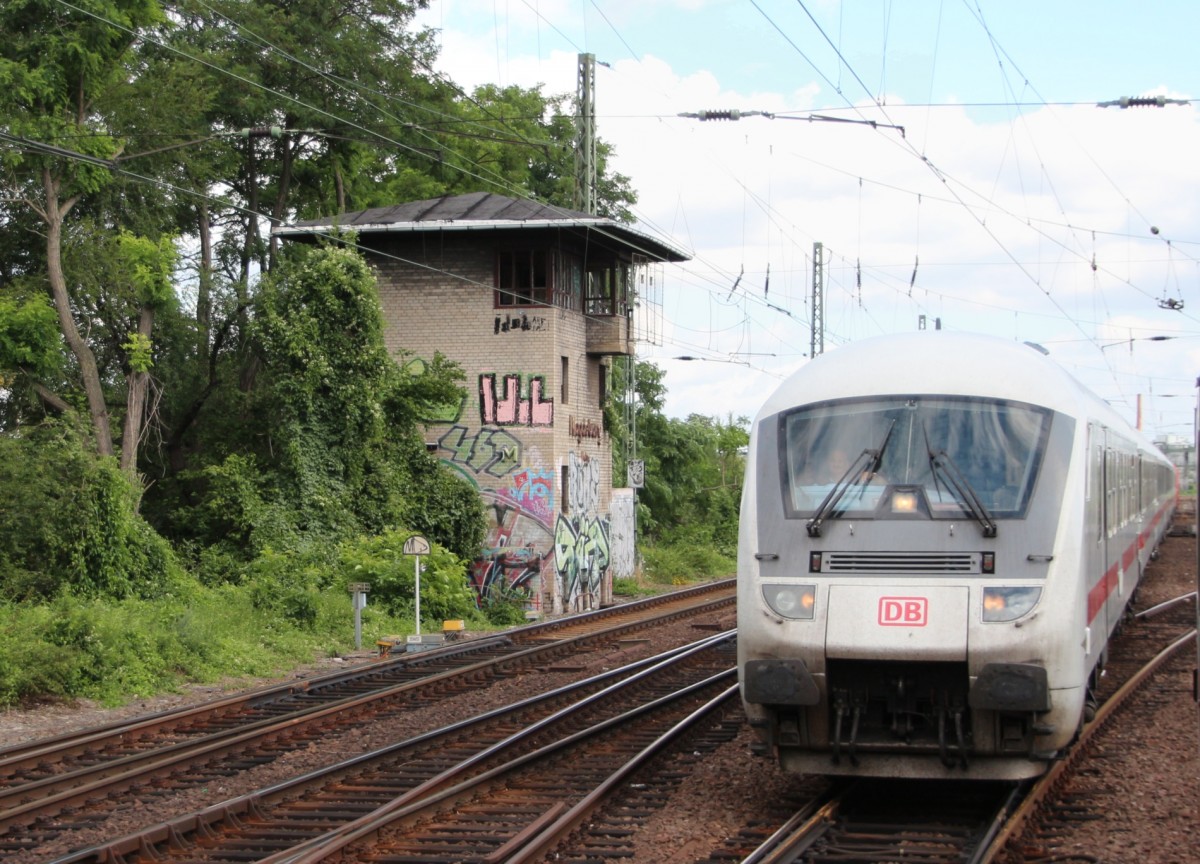 25.7.2015 Magdeburg kurz vor dem Hbf aus Richtung Norden. Altes Stellwerk + IC Steuerwagen. Aus IC aufgenommen