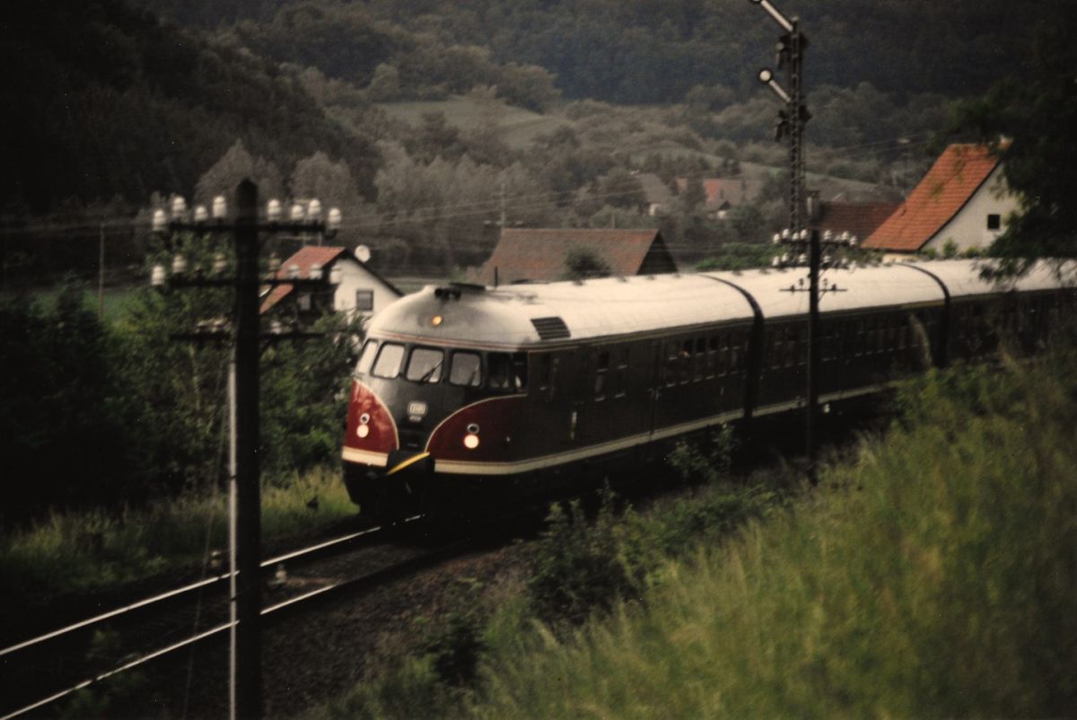 26. Mai 1993 am Esign. Bf. Oppenweiher auf Hp 2  Zugkreuzung auf E 3787 (19.59 auf 20.05Uhr laut Fplo 5004-8)Vt 612 mit Dzt 24668 von Nürnberg nach Stuttgart. Murrrbahn wurde 1996 elektrifiziert für 50 Millonen DM