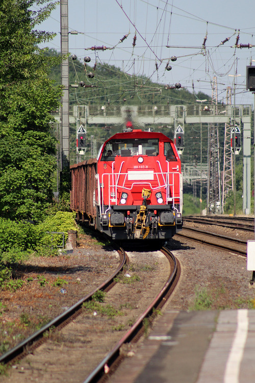 261 102 konnte ich am 30. Juni 2015 vom Bahnsteig der Station Oberhausen-Osterfeld Süd ablichten.