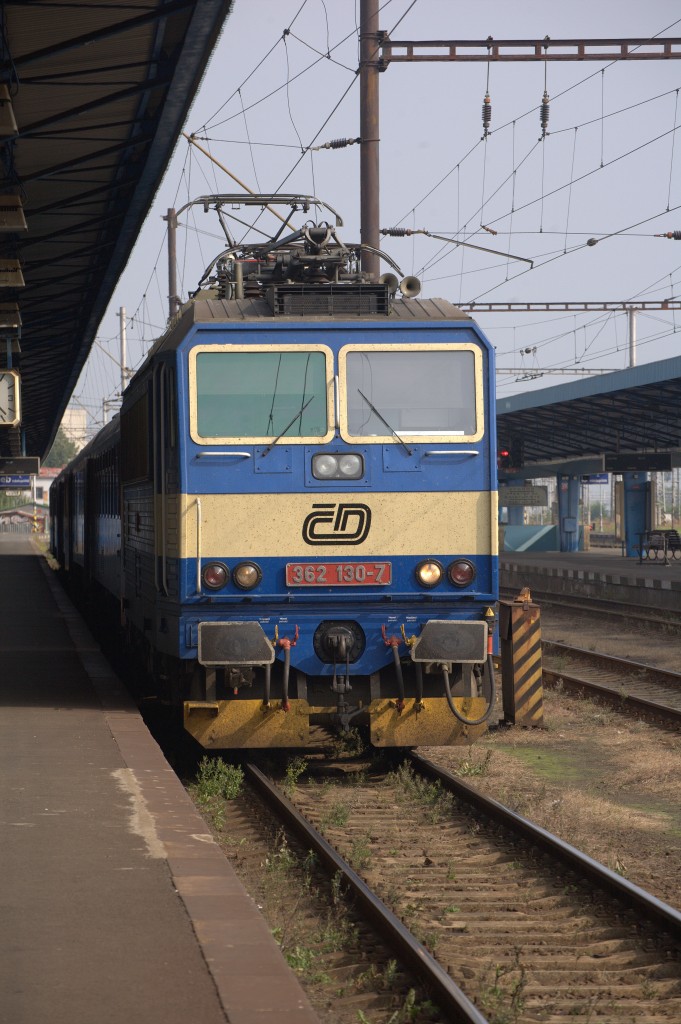 262 130 - 7  mit dem Schnellzug  nach Prag in Cheb.  06.09.2014  10:26 Uhr.