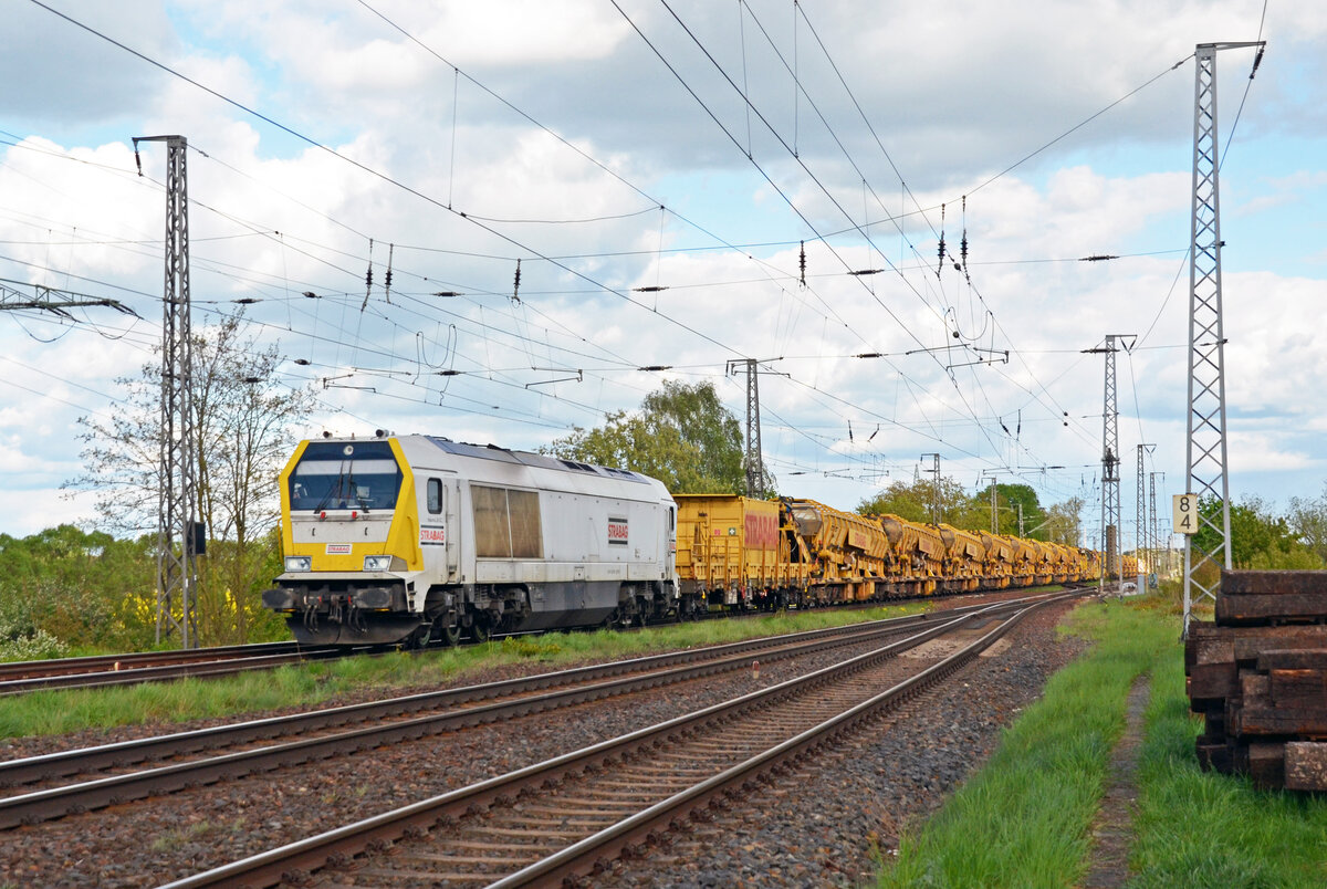 263 005 der Strabag führte am 18.04.24 einen Umbauzug durch Saarmund Richtung Potsdam.