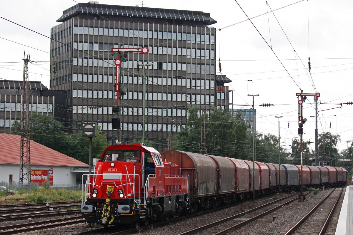 265 016 am 4.7.13 mit einem Stahlzug in Düsseldorf-Rath.