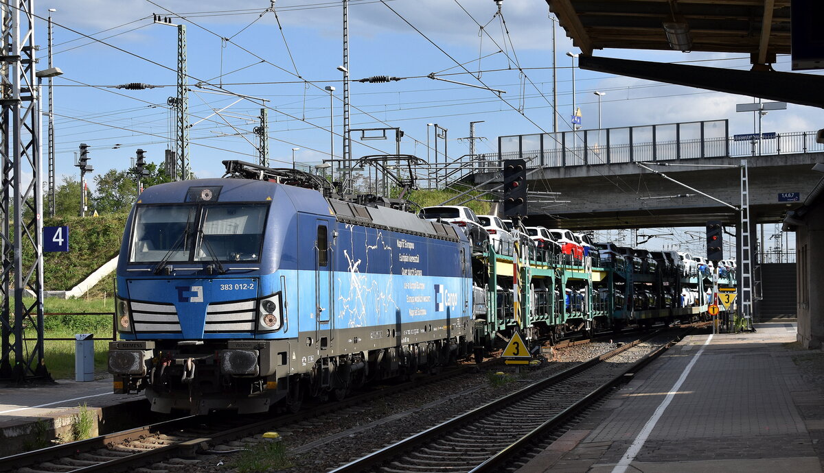 ČD Cargo a.s., Praha [CZ] mit ihrer  383 012-2  [NVR-Nummer: 91 54 7383 012-2 CZ-CDC] und einem PKW-Transportzug (fabrikneue SKODA PKW-Modelle) am 02.05.24 Durchfahrt Bahnhof Falkenberg/Elster.