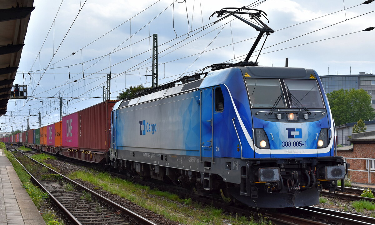 ČD Cargo a.s., Praha [CZ] mit ihrer  388 005-1  [NVR-Nummer: 91 54 7388 005-1 CZ-ČDC] und einem Containerzug am 31.07.24 Höhe Bahnhof Magdeburg-Neustadt.