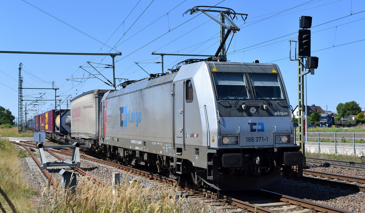 ČD Cargo a.s., Praha [CZ]  mit der angemieteten Akiem Lok  186 371-1  [NVR-Nummer: 91 80 6186 371-1 D-AKIEM] und einem Containerzug am 06.08.24 Durchfahrt Bahnhof Rodleben.