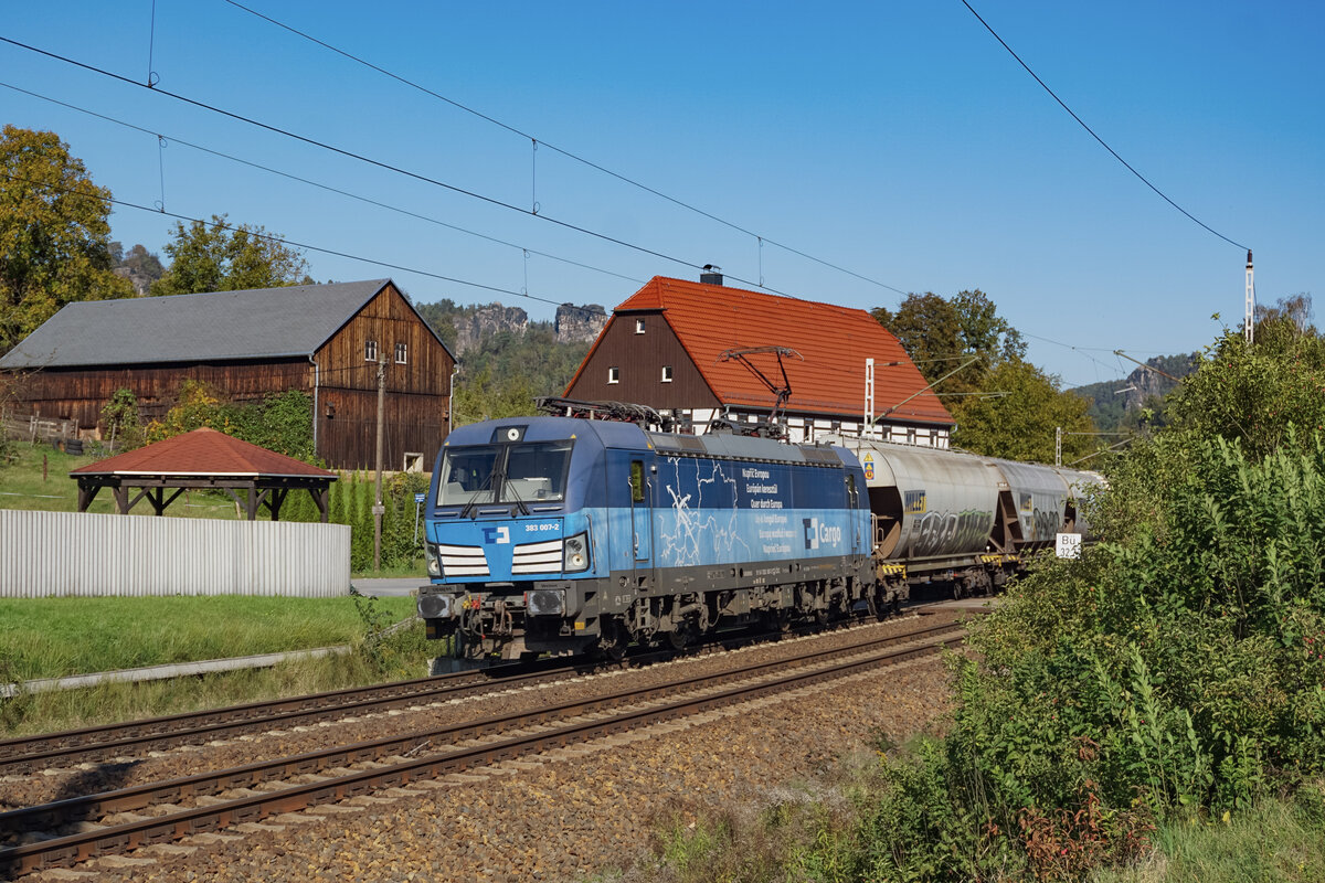 ČDC 383 007 mit einem Getreidewagenzug fuhr am 09.10.2024 durch Rathen in Richtung Tschechien.