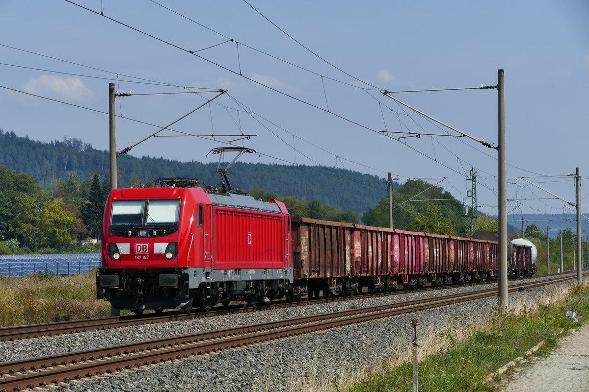 27. August 2019, ein Güterzug fährt bei Küps in Richtung Lichtenfels. Der kurze Zug, der blaue Himmel, die Steigung des Frankenwaldes lange vergessen und grünes Licht am Ausfahrtsignal: Das verleitete den Tfz-Führer zu einem netten Gruß an den Fotografen.