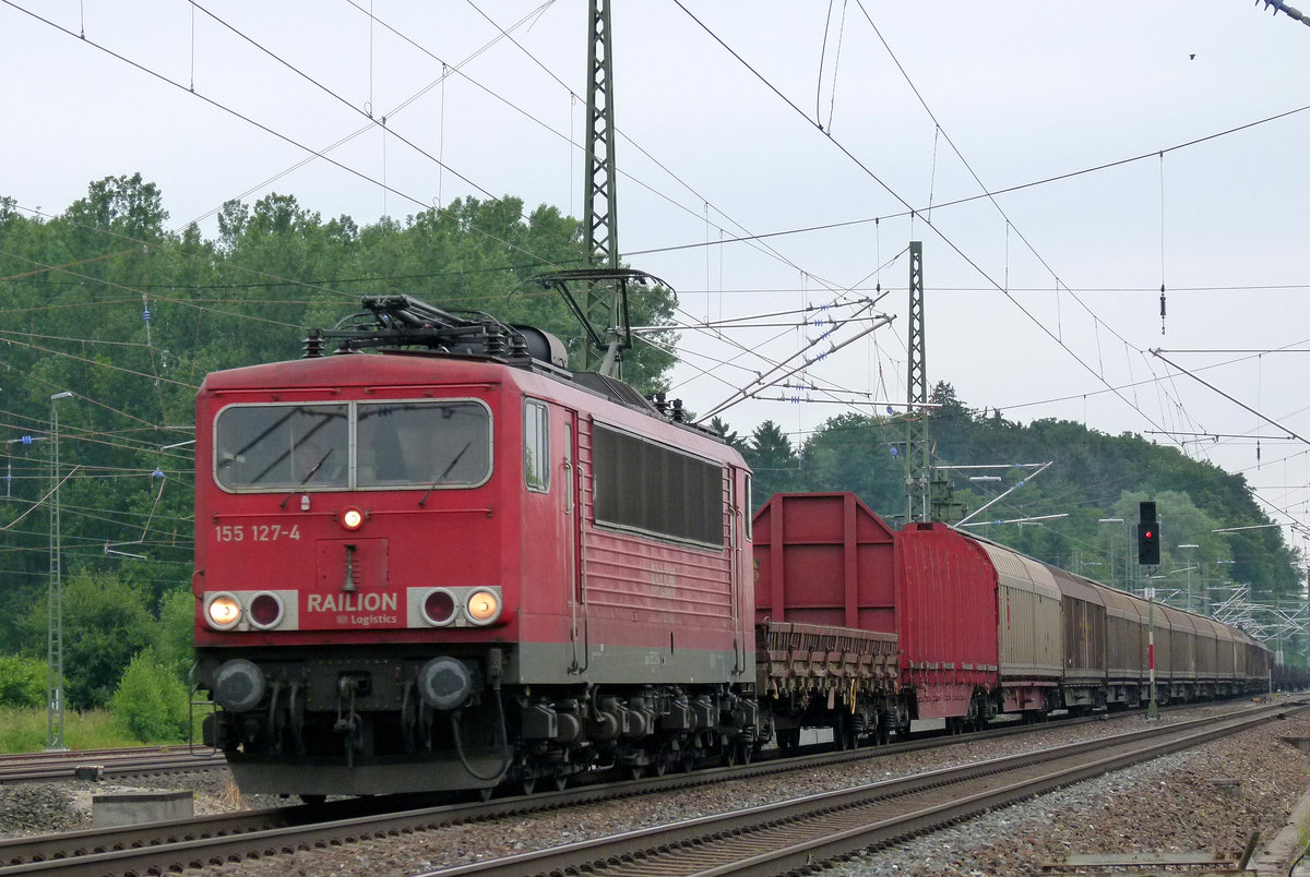 27. Juni 2013, Lok 155 127 befördert einen Güterzug in Richtung Saalfeld durch den Bahnhof Hochstadt-Marktzeuln.