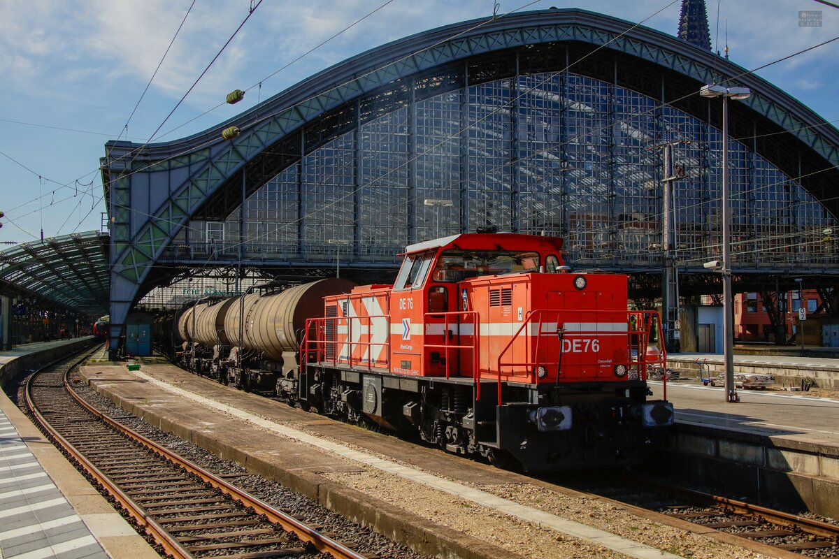 272 015-5 (DE76) RheinCargo mit Kesselzug in Köln Hbf, Juni 2022.