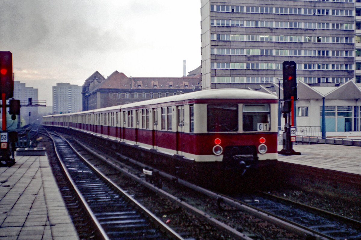 276 231 am 15.11.1990 bei der Ausfahrt aus dem Bf. Berlin Alexanderplatz-