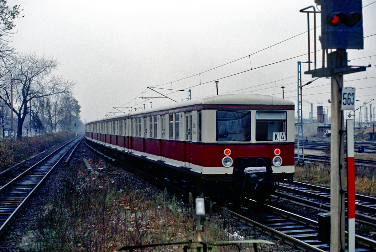 276 235, Bj. 1929, ursprünglich vom Typ  Stadtbahner , am 14.11.1990 auf der Ausfahrt vom S-Bahn-Bf. Berlin-Schöneweide Bbf.