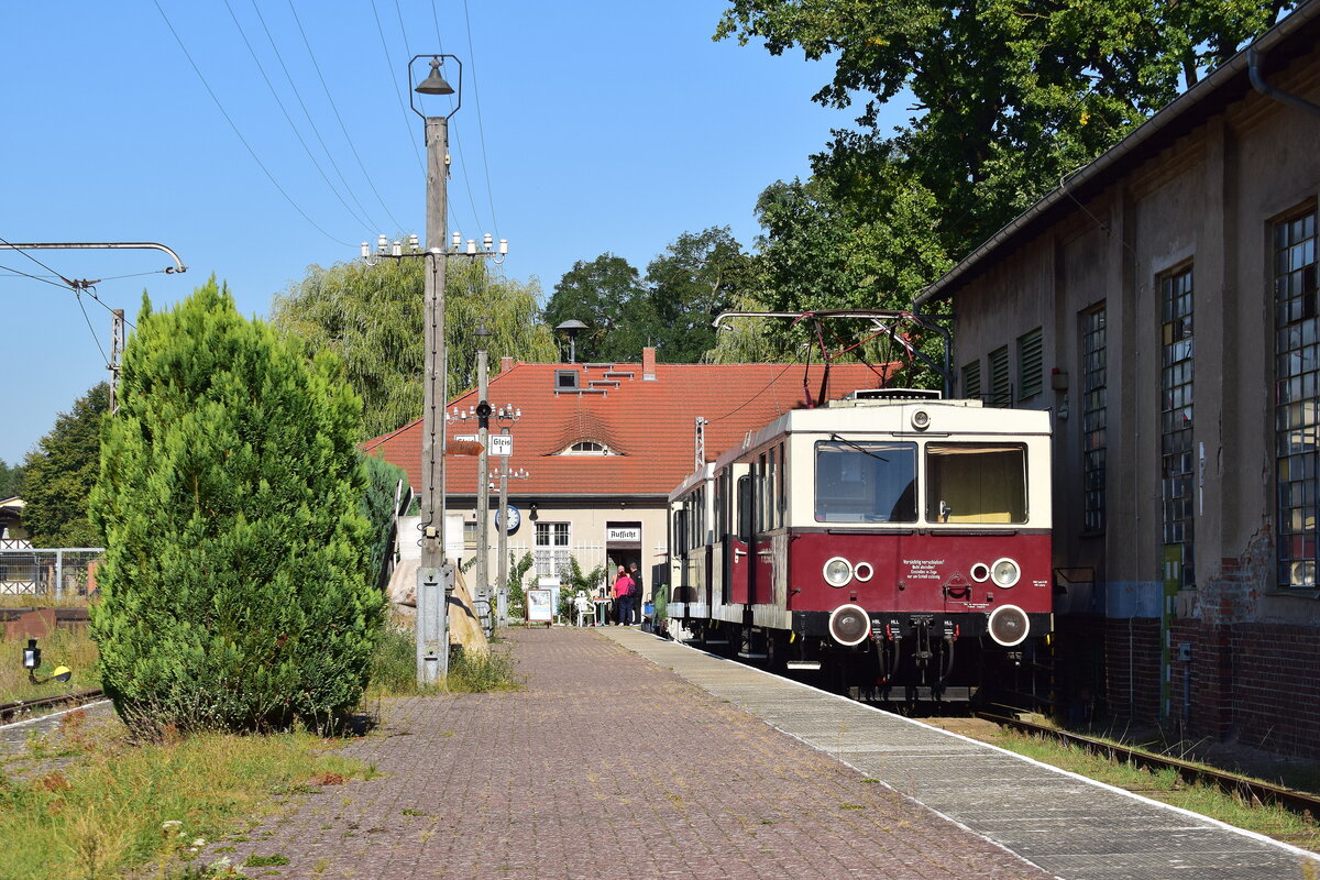 279 004-6 und 279 003-8 haben Müncheberg vor wenigen Minuten erreicht und warten nun auf Abfahrt.

Buckow 22.09.2024