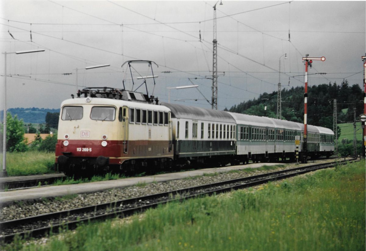 27.Mai1994 einfahrend in den Bahnhof Huglfink 113 269-5 mit E 3683(Werdenfelzer-Land) nach Mittenwald