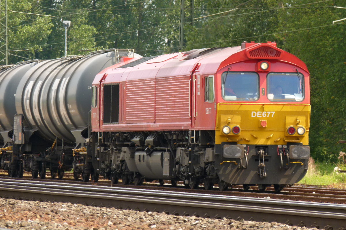 28. Juli 2011, wegen Baumaßnahmen zwischen den Bahnhöfen Hochstadt-Marktzeuln und Lichtenfels läuft der Verkehr dort eingleisig. Die DE677, eine dieselelektrische GM-Lok Typ JT42CWR der Häfen und Güterverkehr Köln AG wartet mit einem  Bio-Ethanol-Kesselwagenzug aus Zörbig auf die Weiterfahrt in Richtung Lichtenfels.