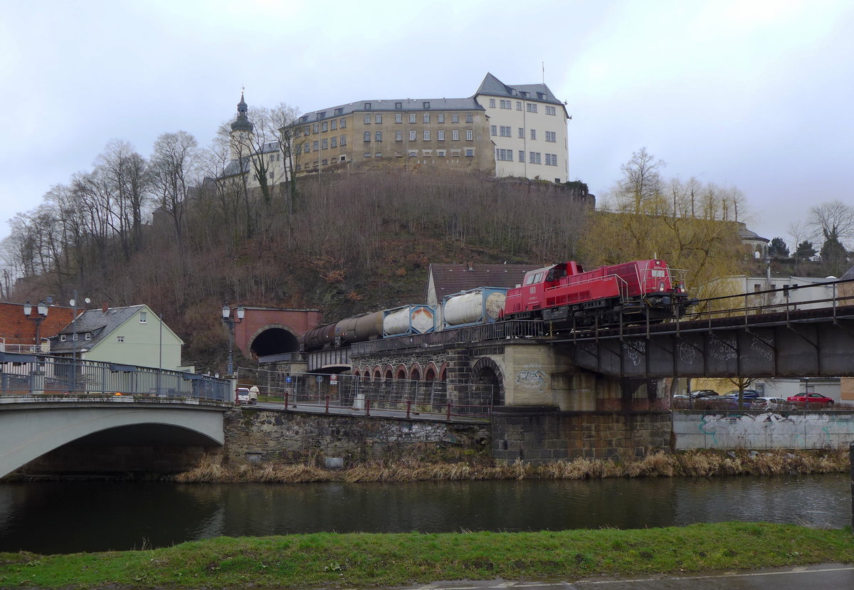 291 0956 zieht einen kurzen Kesselwagenzug über die weiße Elster.

Greiz, 23. März 2016