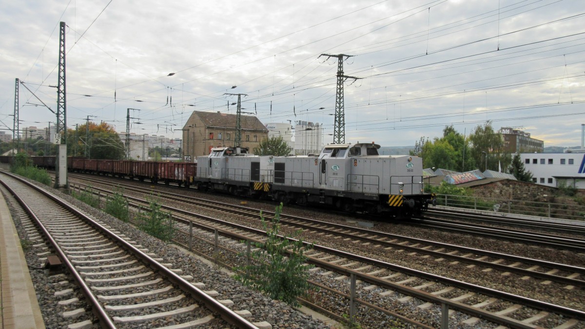 293.01 u. 293.02 der ITL kamen am 10.10.14 mit einem langen Güterzug durch den Hp Dresden-Freiberger Strasse gefahren Richtung Güterbahnhof Dresden-Friedrichstadt