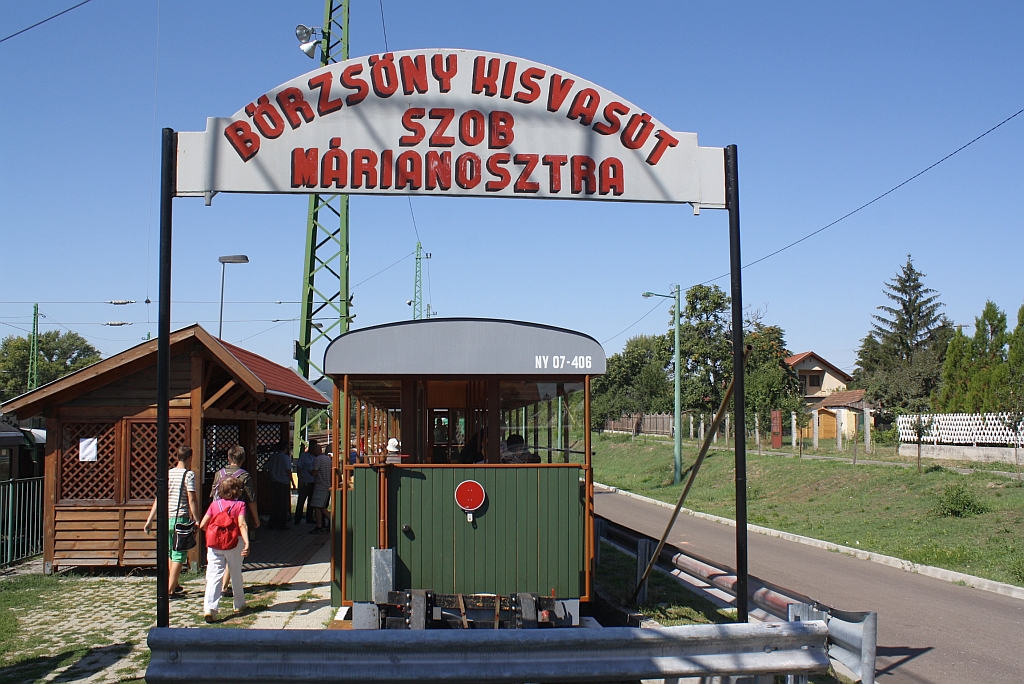 2.Klasse Wagen NY 07-406 der Brsny Kisvast am 07.September 2013 in der Hst. Szob.

