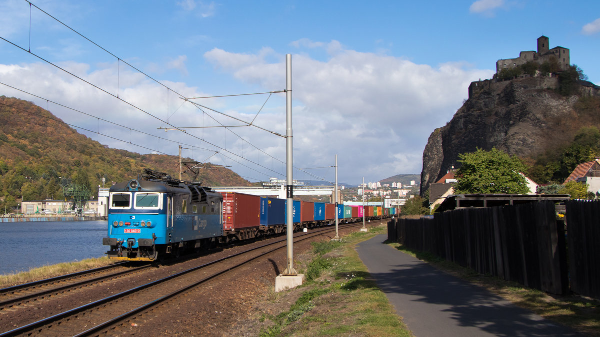 3. Oktober 2018 in Usti nad Labem: 130 040-9 zieht gerade einen Containerzug gen Süden!