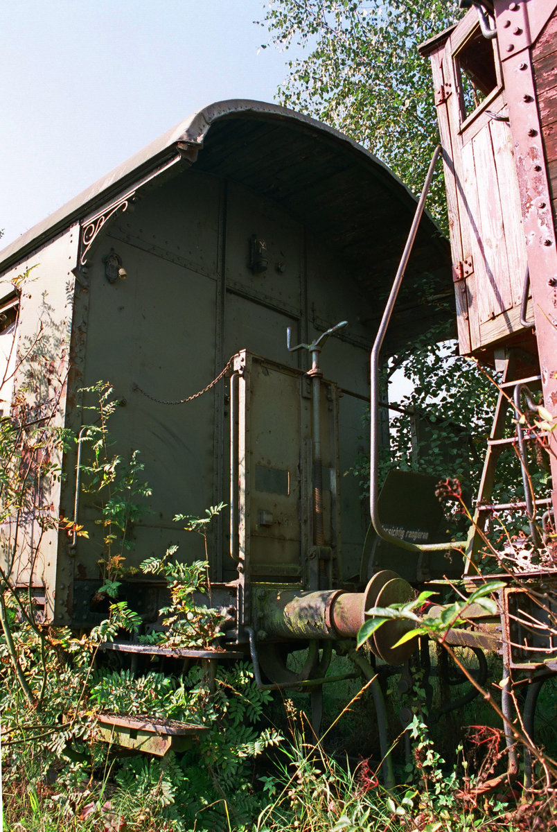 30.09.2000. Heute erkennt man den Haltepunkt Ebensfeld nicht wieder. Beim Bau der Schnellfahrstrecke nach Erfurt wurde er völlig verändert. Zum Zeitpunkt der Aufnahme verbarg sich dieser  PmG  auf bereits abgeschnittenen Gleisen in der üppigen Flora.