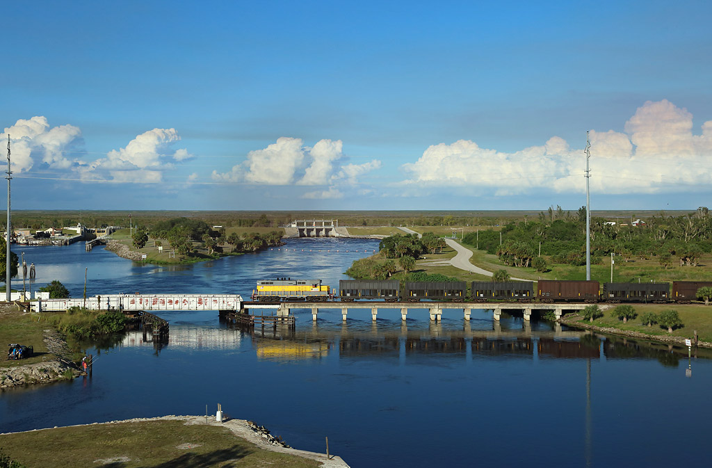 308 crosses the swing bridge at Moore Haven whilst hauling a rake of empty sugarcane cars, 22 Nov 2017