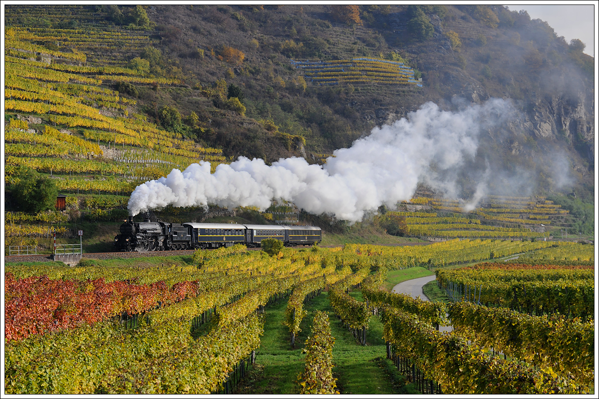 310.23 mit dem Sonderzug 17264 von Wien nach Spitz am 28.10.2016 kurz vor Weißenkirchen in der Wachau aufgenommen.