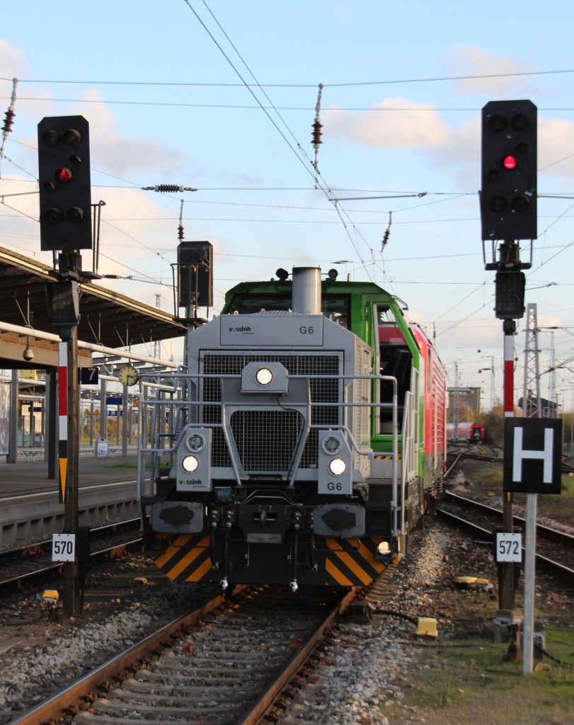 3.11.2013 Rostock Hbf. Vossloh G6 / 650 114 beim Wegsetzen von RE/RB Doppelstockwagen zwischen 2 Hl Signalen.