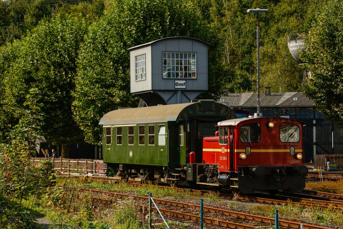 332 306-0 DB mit einem Personenwagen (Donnerbüchse) im Eisenbahnmuseum Bochum Dahlhausen, September 2024.