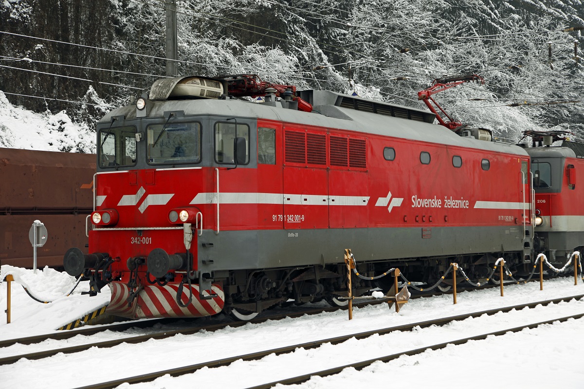 342-001 in Spielfeld Straß am 27.01.2014.