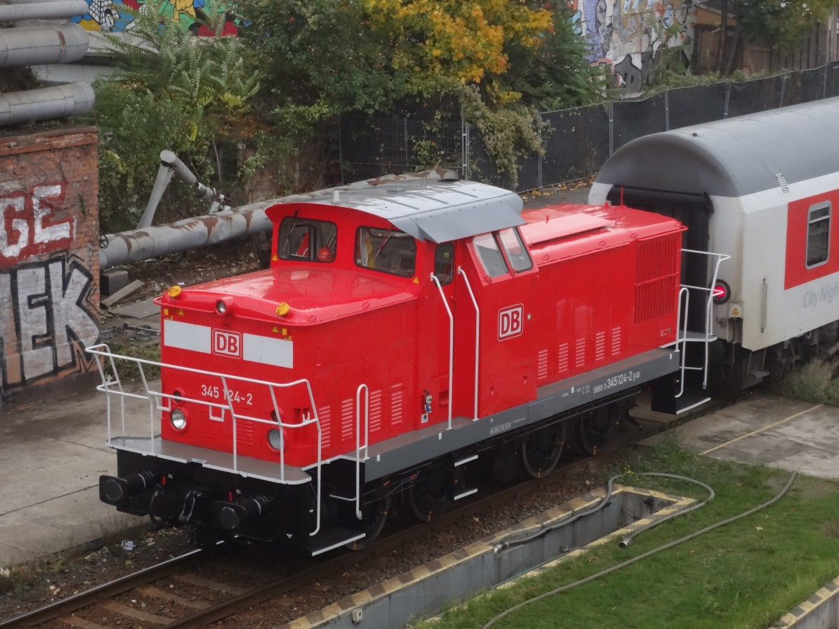 345 124 von CityNightLine steht mit einigen CNL-Wagen in Berlin Warschauer Straße. (Herbst 2013)