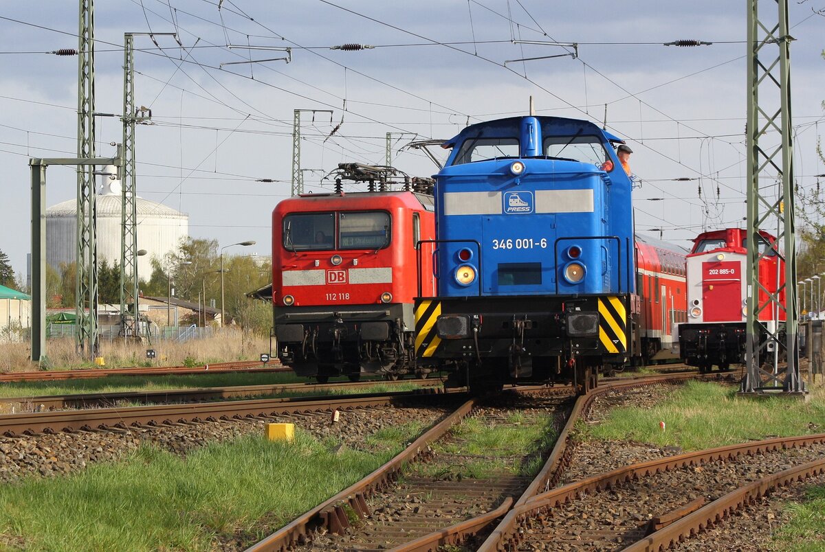 346 001 (Press Nummer) | Anklam | April 2024 (ich stehe neben dem Gleis, da ist die Grünfläche in der Hafenstrasse / neben Abstell-/Parkplatzfläche)