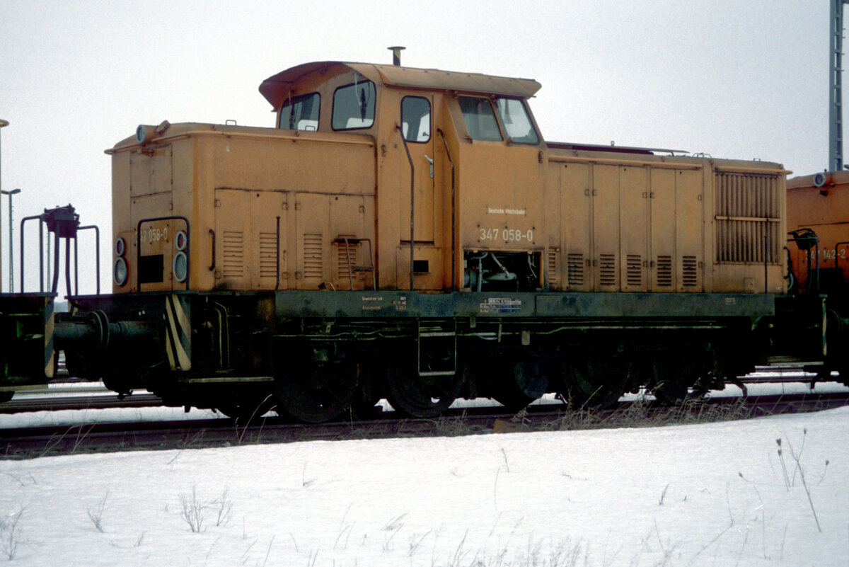 347 058 arbeitslos abgestellt am 17.03,.1996 im Fährhafen Mukran.