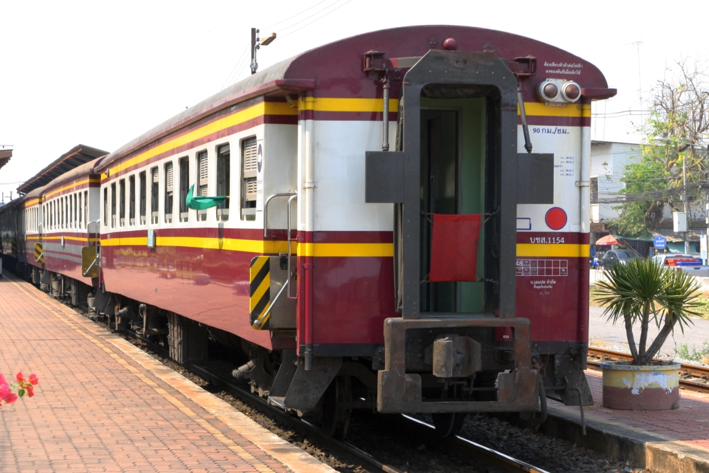 บชส. 1154 (บชส. =BTC./Bogie Third Class Carriage) als letztes Fahrzeug des ORD 201 (Hua Lamphong - Phitsanulok) am 29.März 2023 in der Ban Takhli Station.