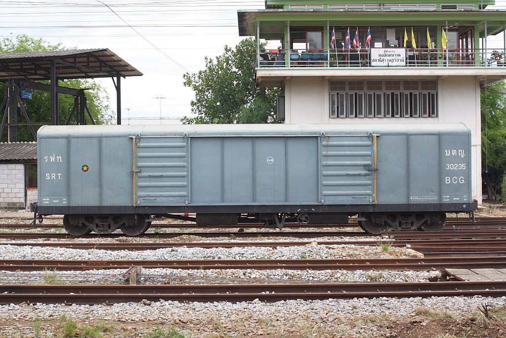 บ.ต.ญ. 30235 (บ.ต.ญ.=B.C.G./Bogie Covered Goods Wagon, Makassan Workshop, Bauj. 1975) am 21.Mai 2016 im Bf. Surat Thani.