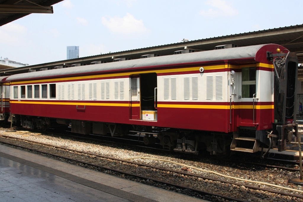 บทพ. 1 (บทพ. =BVS./Bogie Van & Second Class) am 02.Mai 2024 in der Hua Lamphong Station.